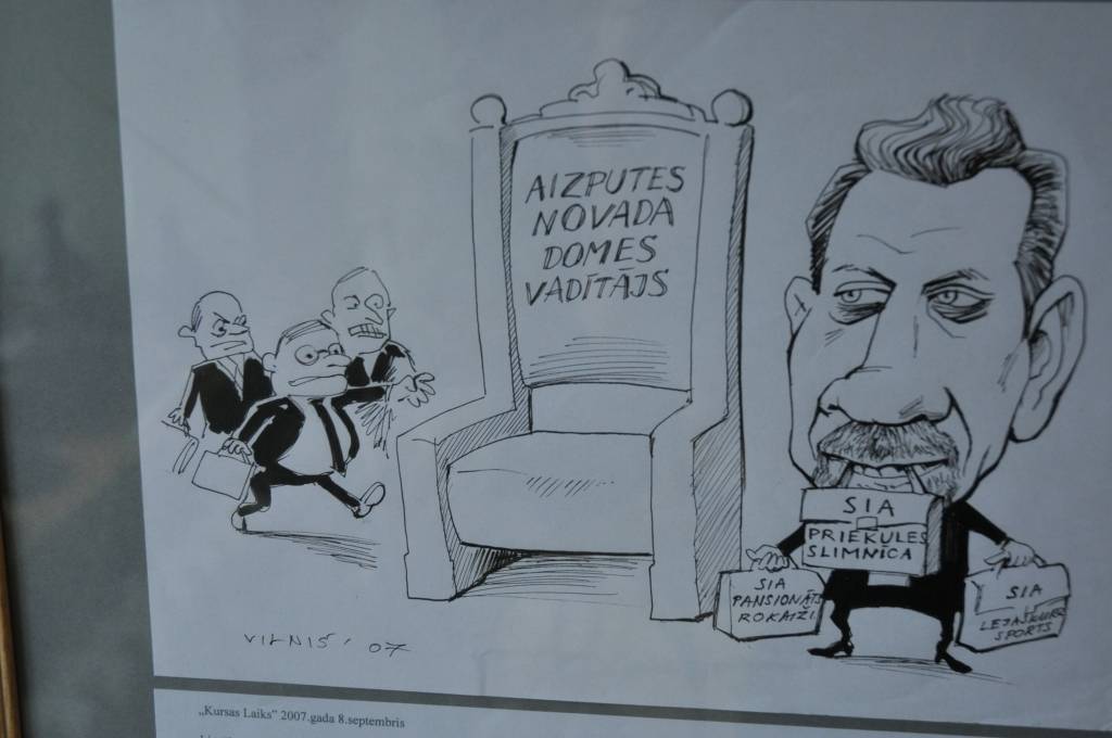 Aizputes mākslas galerijā "Mētras māja" skatāma mākslinieka Viļņa Bulava zīmēto karikatūru izstāde "Aizputnieki, liepājnieki un citi zvēri". Atklāšanas pasākumā darbu autoru sveica galerijas īpašniece Valda Drulle un karikatūru personāži.
Autors: ReKurZeme, portāls