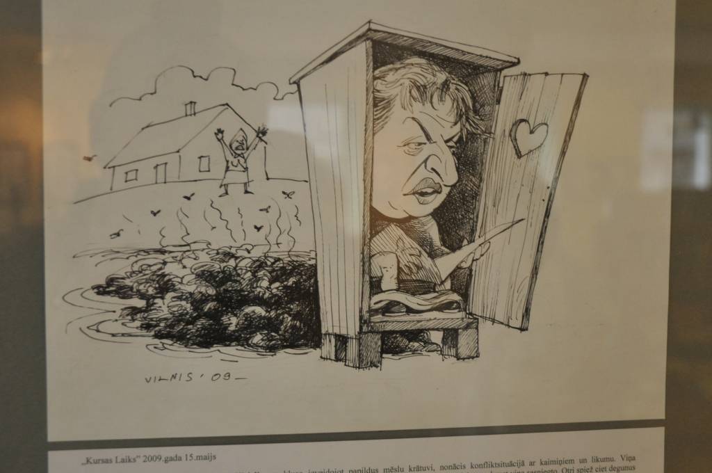 Aizputes mākslas galerijā "Mētras māja" skatāma mākslinieka Viļņa Bulava zīmēto karikatūru izstāde "Aizputnieki, liepājnieki un citi zvēri". Atklāšanas pasākumā darbu autoru sveica galerijas īpašniece Valda Drulle un karikatūru personāži.
Autors: ReKurZeme, portāls