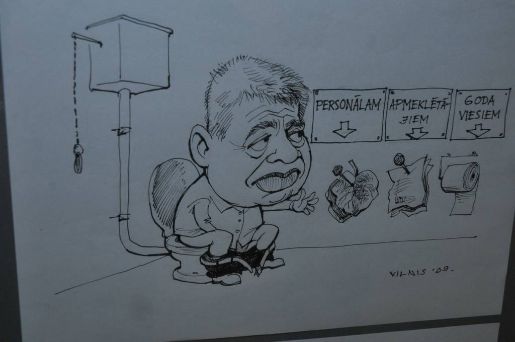 Aizputes mākslas galerijā "Mētras māja" skatāma mākslinieka Viļņa Bulava zīmēto karikatūru izstāde "Aizputnieki, liepājnieki un citi zvēri". Atklāšanas pasākumā darbu autoru sveica galerijas īpašniece Valda Drulle un karikatūru personāži.
Autors: ReKurZeme, portāls