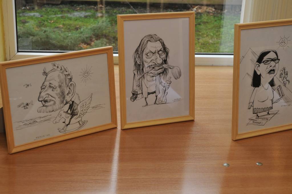 Aizputes mākslas galerijā "Mētras māja" skatāma mākslinieka Viļņa Bulava zīmēto karikatūru izstāde "Aizputnieki, liepājnieki un citi zvēri". Atklāšanas pasākumā darbu autoru sveica galerijas īpašniece Valda Drulle un karikatūru personāži.
Autors: ReKurZeme, portāls