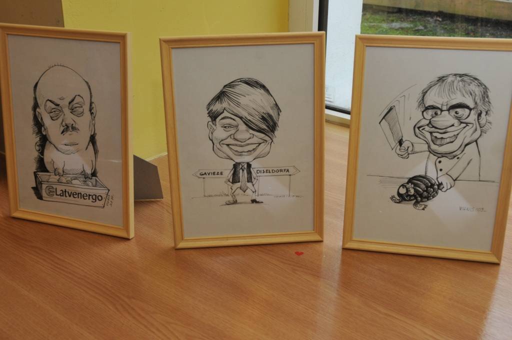 Aizputes mākslas galerijā "Mētras māja" skatāma mākslinieka Viļņa Bulava zīmēto karikatūru izstāde "Aizputnieki, liepājnieki un citi zvēri". Atklāšanas pasākumā darbu autoru sveica galerijas īpašniece Valda Drulle un karikatūru personāži.
Autors: ReKurZeme, portāls