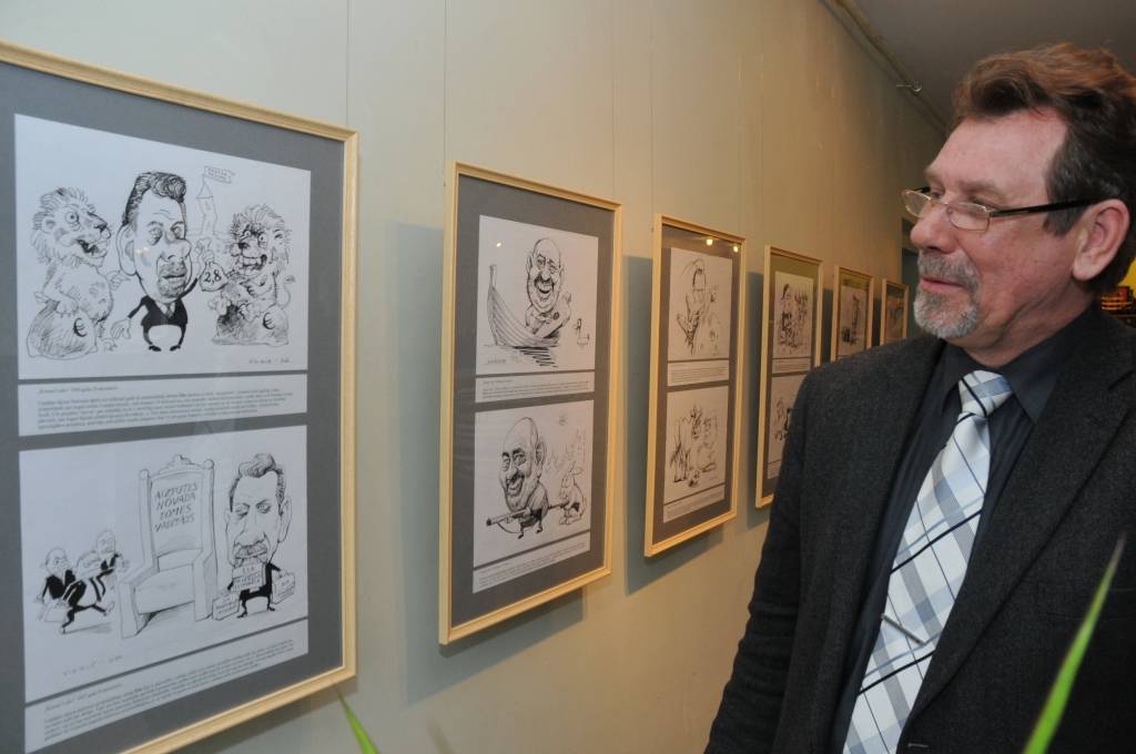 Aizputes mākslas galerijā "Mētras māja" skatāma mākslinieka Viļņa Bulava zīmēto karikatūru izstāde "Aizputnieki, liepājnieki un citi zvēri". Atklāšanas pasākumā darbu autoru sveica galerijas īpašniece Valda Drulle un karikatūru personāži.
Autors: ReKurZeme, portāls