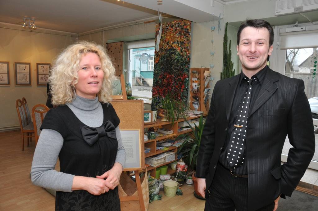 Aizputes mākslas galerijā "Mētras māja" skatāma mākslinieka Viļņa Bulava zīmēto karikatūru izstāde "Aizputnieki, liepājnieki un citi zvēri". Atklāšanas pasākumā darbu autoru sveica galerijas īpašniece Valda Drulle un karikatūru personāži.
Autors: ReKurZeme, portāls