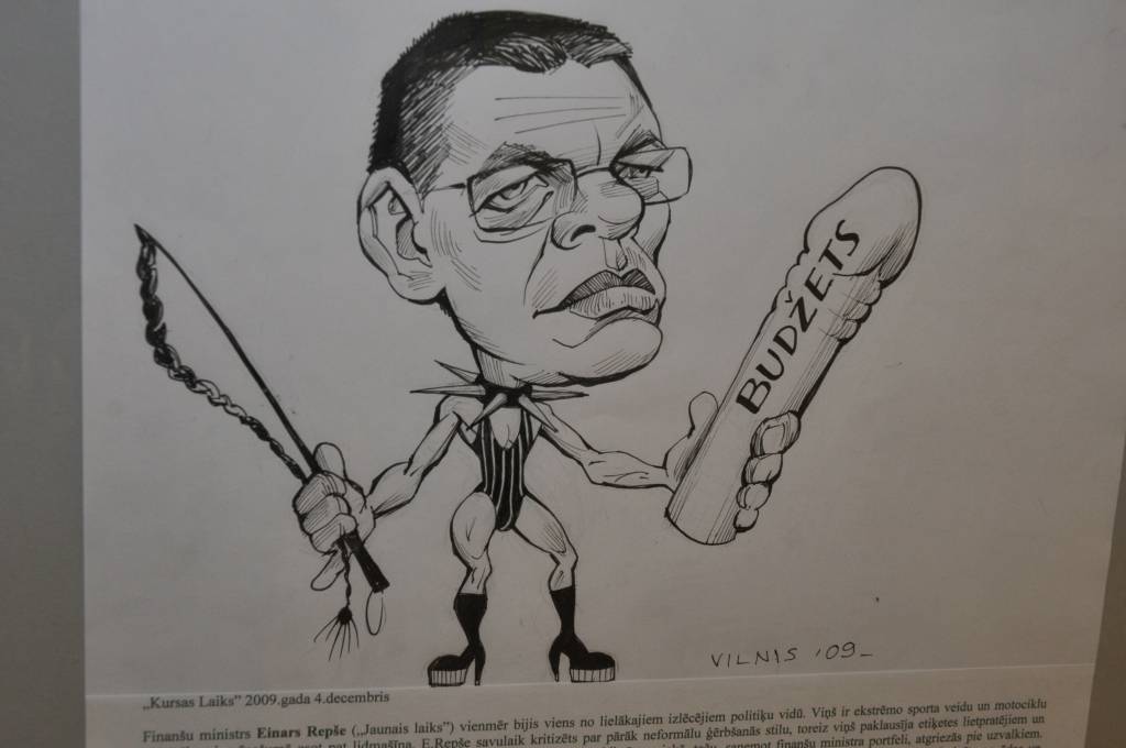 Aizputes mākslas galerijā "Mētras māja" skatāma mākslinieka Viļņa Bulava zīmēto karikatūru izstāde "Aizputnieki, liepājnieki un citi zvēri". Atklāšanas pasākumā darbu autoru sveica galerijas īpašniece Valda Drulle un karikatūru personāži.
Autors: ReKurZeme, portāls