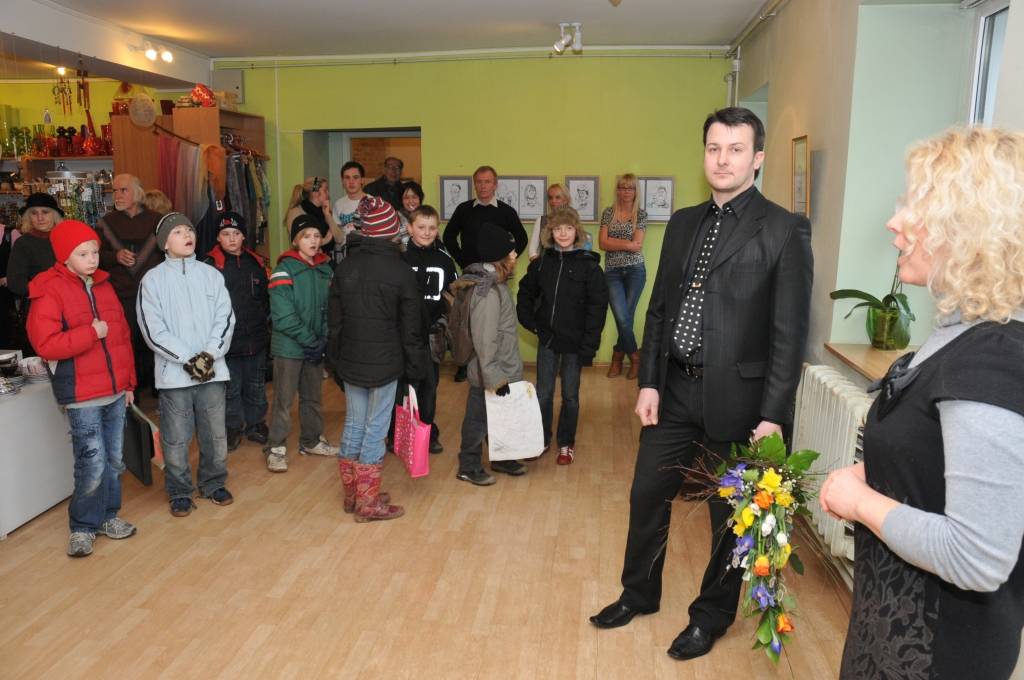 Aizputes mākslas galerijā "Mētras māja" skatāma mākslinieka Viļņa Bulava zīmēto karikatūru izstāde "Aizputnieki, liepājnieki un citi zvēri". Atklāšanas pasākumā darbu autoru sveica galerijas īpašniece Valda Drulle un karikatūru personāži.
Autors: ReKurZeme, portāls