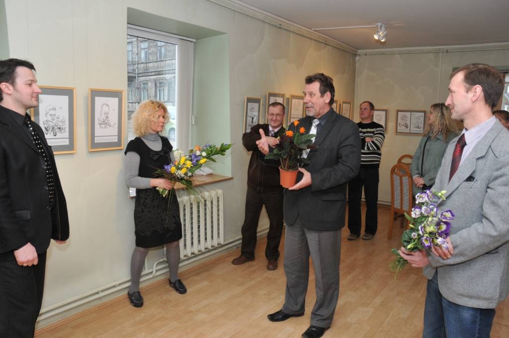 Aizputes mākslas galerijā "Mētras māja" skatāma mākslinieka Viļņa Bulava zīmēto karikatūru izstāde "Aizputnieki, liepājnieki un citi zvēri". Atklāšanas pasākumā darbu autoru sveica galerijas īpašniece Valda Drulle un karikatūru personāži.
Autors: ReKurZeme, portāls