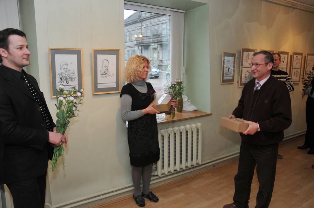 Aizputes mākslas galerijā "Mētras māja" skatāma mākslinieka Viļņa Bulava zīmēto karikatūru izstāde "Aizputnieki, liepājnieki un citi zvēri". Atklāšanas pasākumā darbu autoru sveica galerijas īpašniece Valda Drulle un karikatūru personāži.
Autors: ReKurZeme, portāls