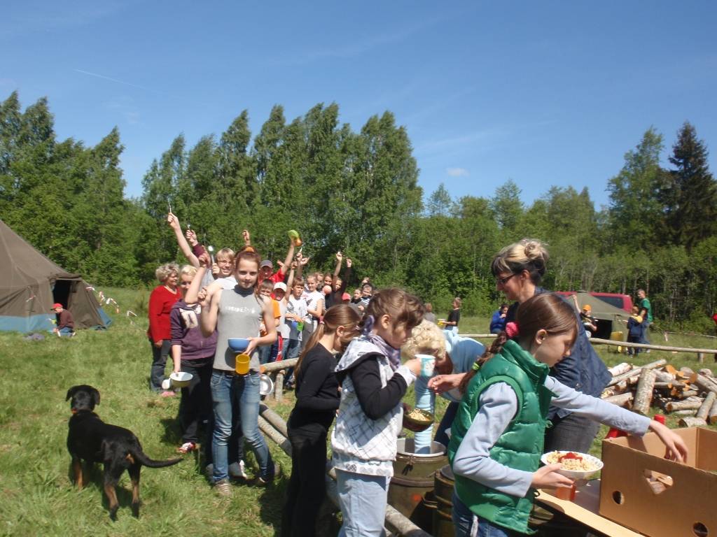 26. un 27.maijā Kalētos notika Tūrisma dienas, kurās piedalījās visi pamatskolas 1.-9.klases skolēni. Pasākumu atbalstīja pašvaldība, sadarbojoties ar Zemessardzes 44. kājnieku bataljonu. Skolēni kājām devās uz plānoto apmetnes vietu, kur...
Autors: Ilze Vainovska