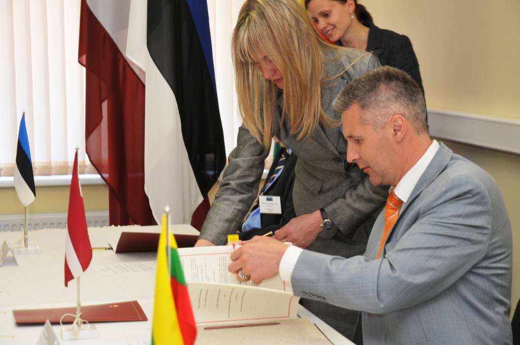 Kopēja aizsardzības plānošana arī pret kibernoziegumiem un resursu efektīvāka izmantošana, enerģētiskā drošība ir galvenie turpmākās sadarbības akcenti, izskanēja Latvijas, Lietuvas un Igaunijas aizsardzības ministru preses konferencē...
Autors: ReKurZeme, portāls