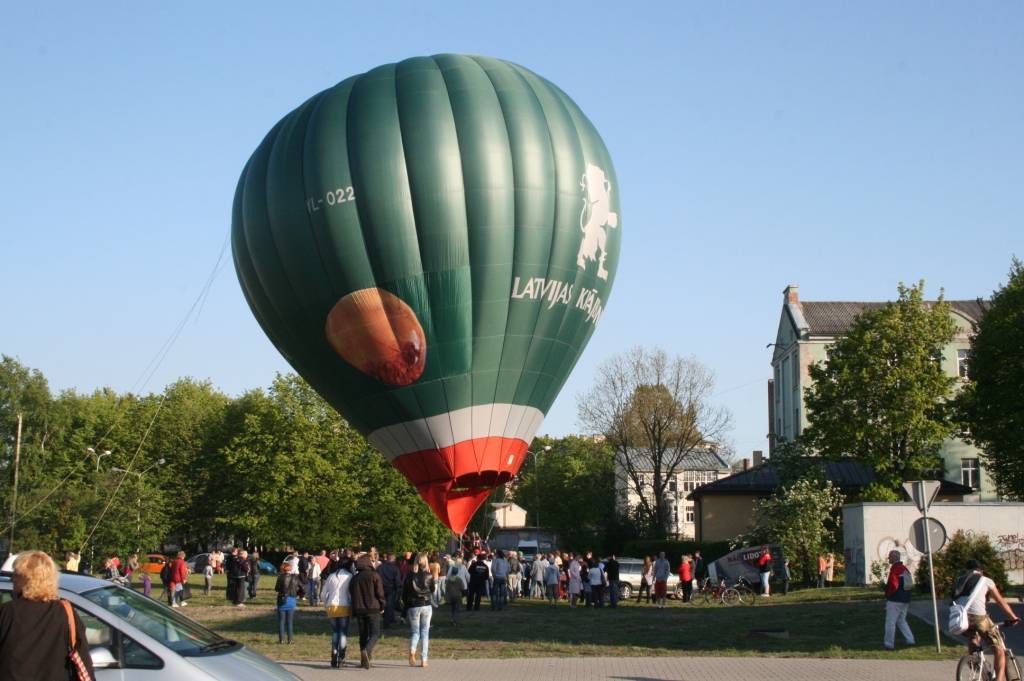 Sestdien, 21. maija, vakarā daudzus festivāla "Līvas ciema" apmeklētājus pārsteidza gaisa balons.
Autors: Uldis Dobelis
