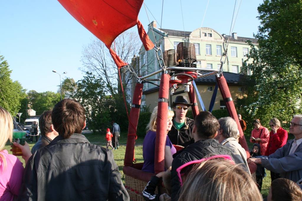 Sestdien, 21. maija, vakarā daudzus festivāla "Līvas ciema" apmeklētājus pārsteidza gaisa balons.
Autors: Uldis Dobelis