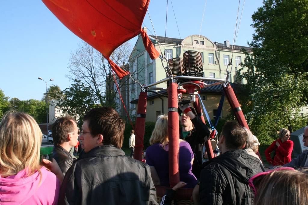 Sestdien, 21. maija, vakarā daudzus festivāla "Līvas ciema" apmeklētājus pārsteidza gaisa balons.
Autors: Uldis Dobelis