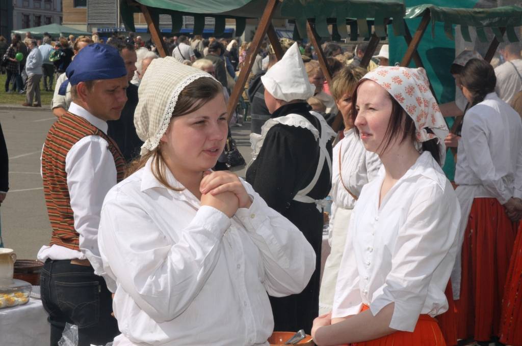 Etnomūzikas festivāla "Liiv Riek" programmu iesāka "Auļu" uzstāšanās, un pēcpusdienā tika sagaidīts "Skyforger". Dienas gaitā raiti turpinājās tirgošanās, ēšana un dzeršana, pārsteidzoši daudz darbnīcu čakliem un radošiem bērniem, kuri...
Autors: Ilze Vainovska