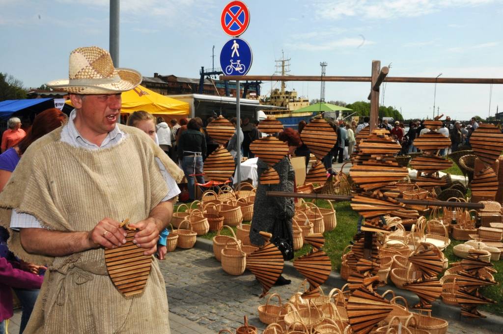 Etnomūzikas festivāla "Liiv Riek" programmu iesāka "Auļu" uzstāšanās, un pēcpusdienā tika sagaidīts "Skyforger". Dienas gaitā raiti turpinājās tirgošanās, ēšana un dzeršana, pārsteidzoši daudz darbnīcu čakliem un radošiem bērniem, kuri...
Autors: Ilze Vainovska