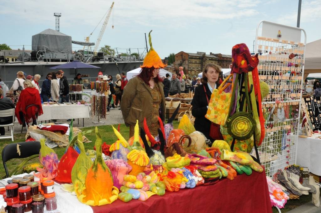 Etnomūzikas festivāla "Liiv Riek" programmu iesāka "Auļu" uzstāšanās, un pēcpusdienā tika sagaidīts "Skyforger". Dienas gaitā raiti turpinājās tirgošanās, ēšana un dzeršana, pārsteidzoši daudz darbnīcu čakliem un radošiem bērniem, kuri...
Autors: Ilze Vainovska