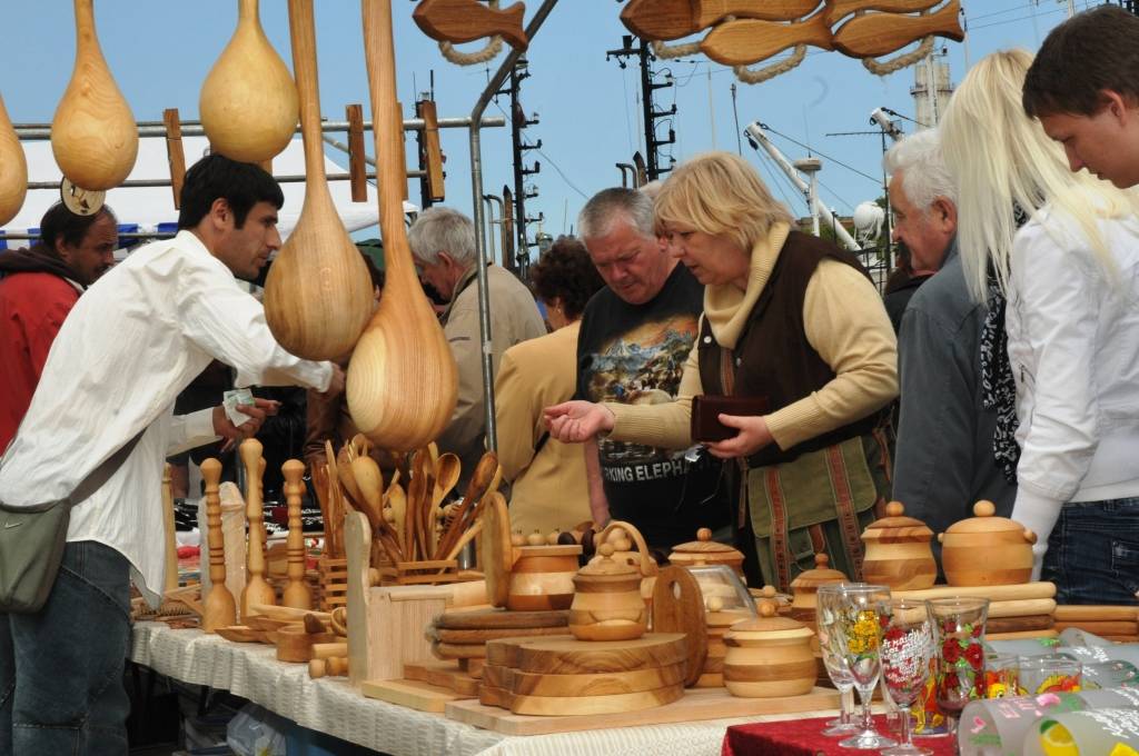 Etnomūzikas festivāla "Liiv Riek" programmu iesāka "Auļu" uzstāšanās, un pēcpusdienā tika sagaidīts "Skyforger". Dienas gaitā raiti turpinājās tirgošanās, ēšana un dzeršana, pārsteidzoši daudz darbnīcu čakliem un radošiem bērniem, kuri...
Autors: Ilze Vainovska