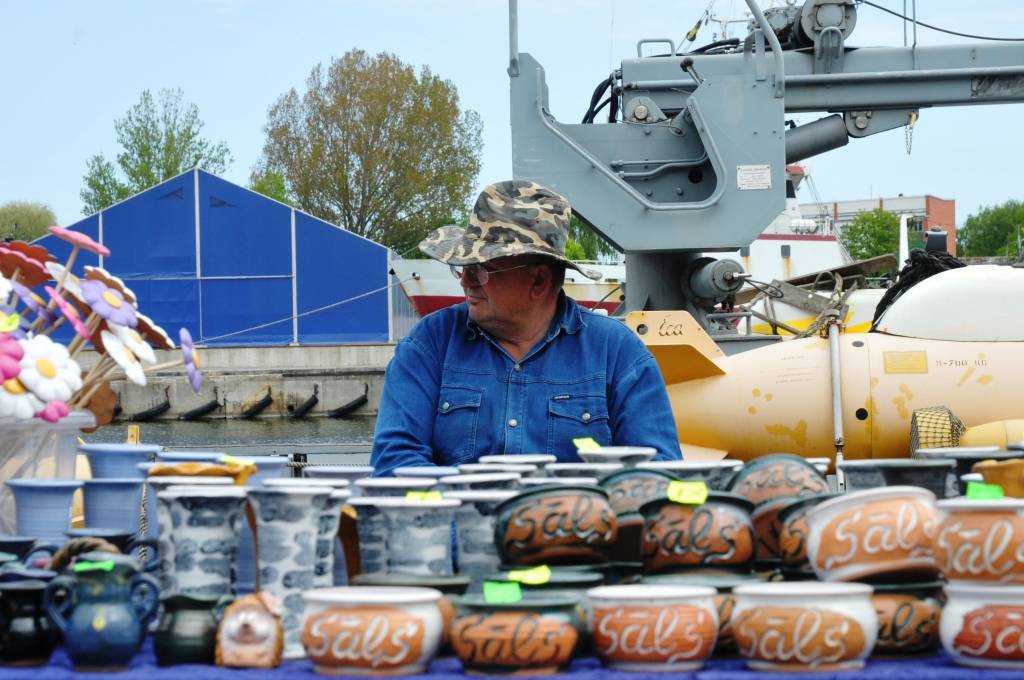Etnomūzikas festivāla "Liiv Riek" programmu iesāka "Auļu" uzstāšanās, un pēcpusdienā tika sagaidīts "Skyforger". Dienas gaitā raiti turpinājās tirgošanās, ēšana un dzeršana, pārsteidzoši daudz darbnīcu čakliem un radošiem bērniem, kuri...
Autors: Ilze Vainovska