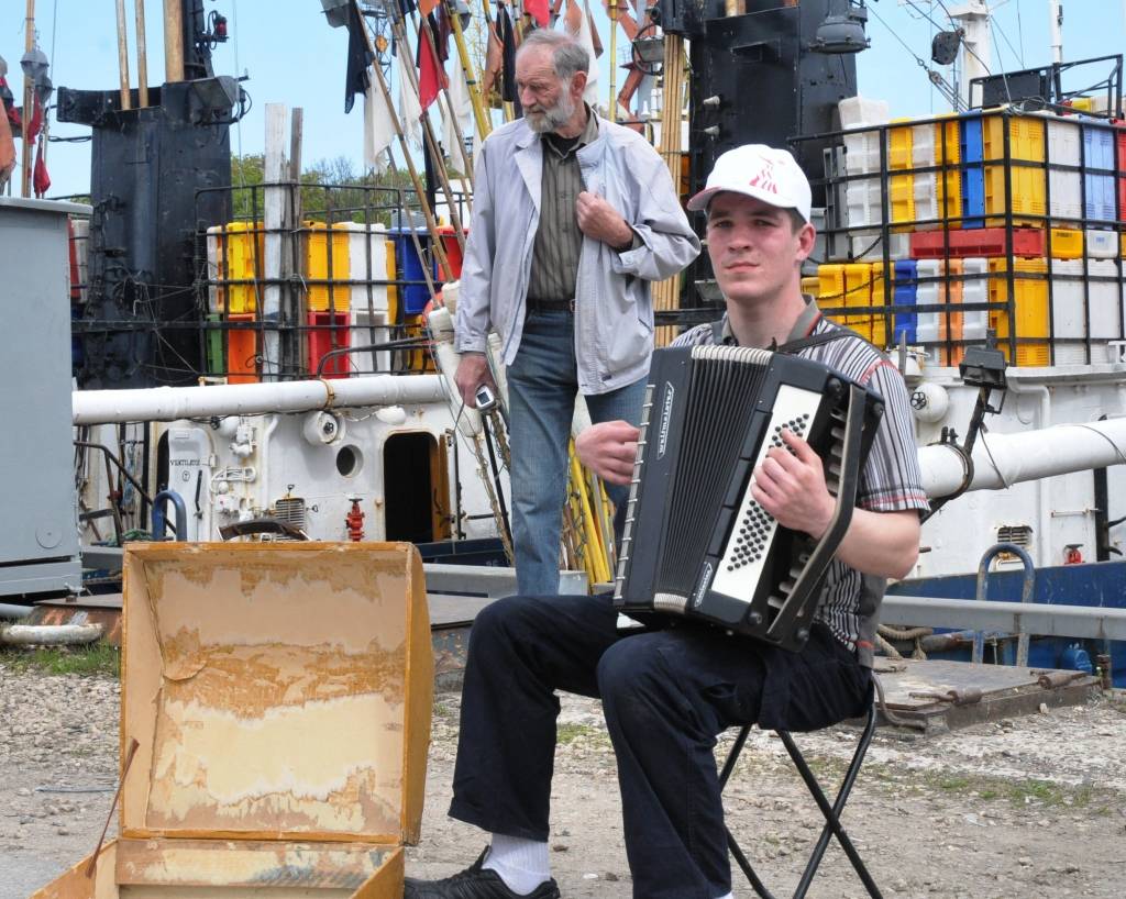 Etnomūzikas festivāla "Liiv Riek" programmu iesāka "Auļu" uzstāšanās, un pēcpusdienā tika sagaidīts "Skyforger". Dienas gaitā raiti turpinājās tirgošanās, ēšana un dzeršana, pārsteidzoši daudz darbnīcu čakliem un radošiem bērniem, kuri...
Autors: Ilze Vainovska