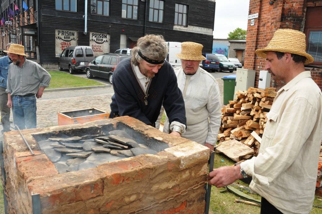 Etnomūzikas festivāla "Liiv Riek" programmu iesāka "Auļu" uzstāšanās, un pēcpusdienā tika sagaidīts "Skyforger". Dienas gaitā raiti turpinājās tirgošanās, ēšana un dzeršana, pārsteidzoši daudz darbnīcu čakliem un radošiem bērniem, kuri...
Autors: Ilze Vainovska