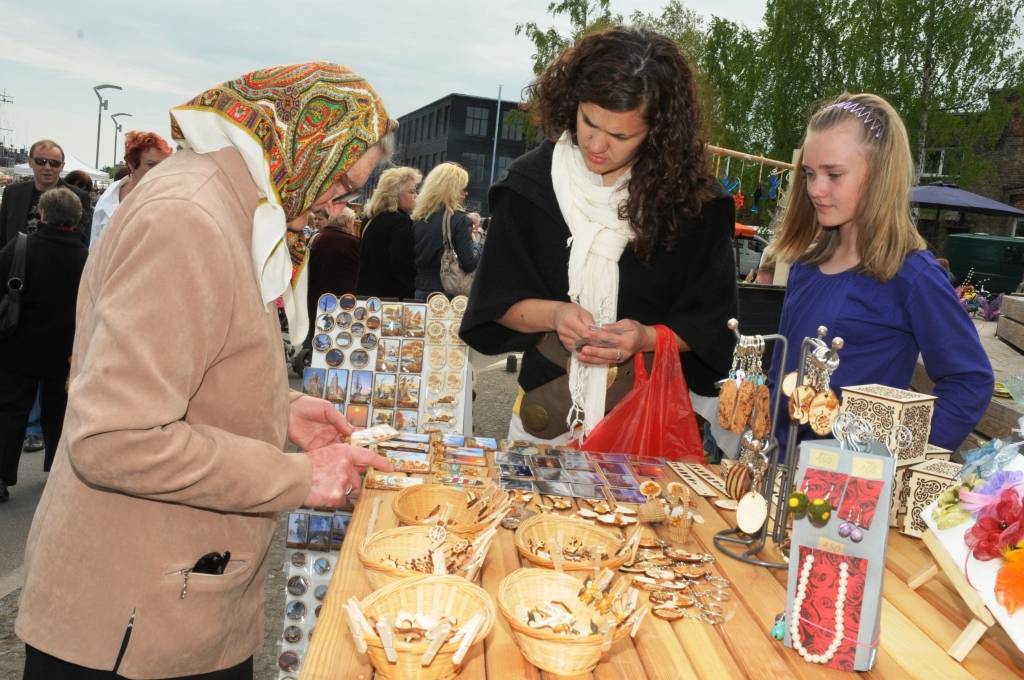 Etnomūzikas festivāla "Liiv Riek" programmu iesāka "Auļu" uzstāšanās, un pēcpusdienā tika sagaidīts "Skyforger". Dienas gaitā raiti turpinājās tirgošanās, ēšana un dzeršana, pārsteidzoši daudz darbnīcu čakliem un radošiem bērniem, kuri...
Autors: Ilze Vainovska