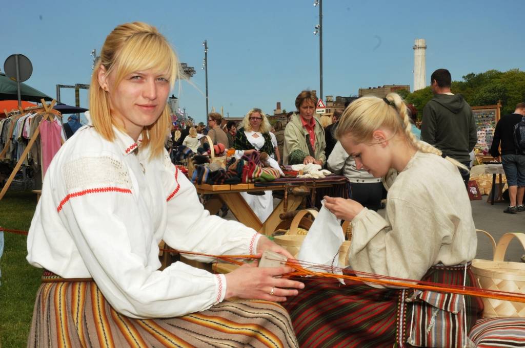 Etnomūzikas festivāla "Liiv Riek" programmu iesāka "Auļu" uzstāšanās, un pēcpusdienā tika sagaidīts "Skyforger". Dienas gaitā raiti turpinājās tirgošanās, ēšana un dzeršana, pārsteidzoši daudz darbnīcu čakliem un radošiem bērniem, kuri...
Autors: Ilze Vainovska