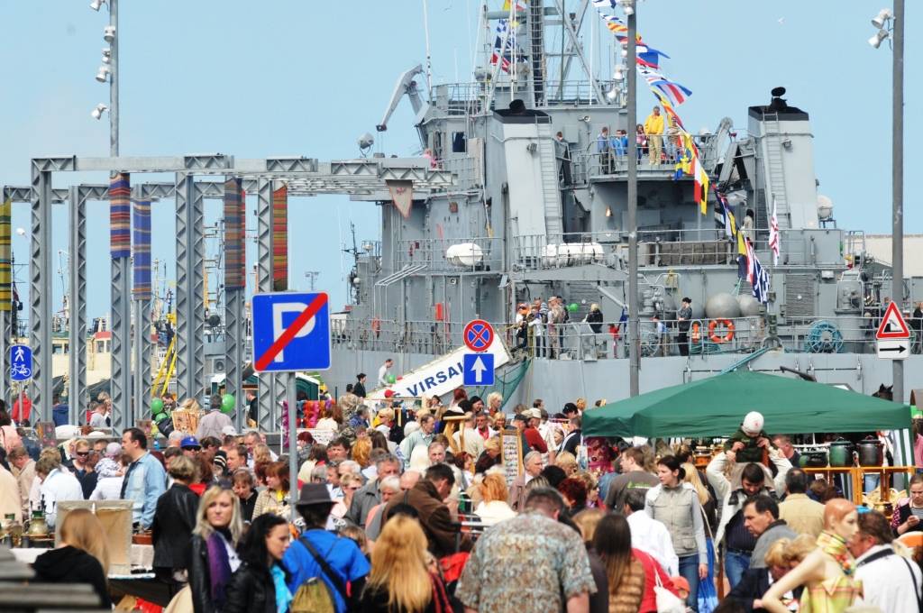Etnomūzikas festivāla "Liiv Riek" programmu iesāka "Auļu" uzstāšanās, un pēcpusdienā tika sagaidīts "Skyforger". Dienas gaitā raiti turpinājās tirgošanās, ēšana un dzeršana, pārsteidzoši daudz darbnīcu čakliem un radošiem bērniem, kuri...
Autors: Ilze Vainovska