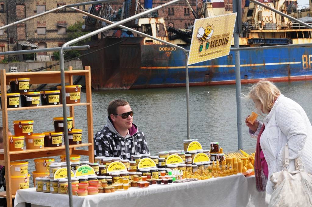 Etnomūzikas festivāla "Liiv Riek" programmu iesāka "Auļu" uzstāšanās, un pēcpusdienā tika sagaidīts "Skyforger". Dienas gaitā raiti turpinājās tirgošanās, ēšana un dzeršana, pārsteidzoši daudz darbnīcu čakliem un radošiem bērniem, kuri...
Autors: Ilze Vainovska