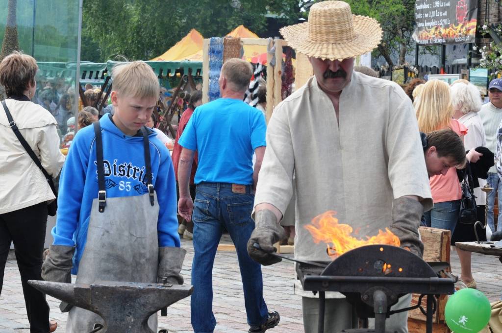 Etnomūzikas festivāla "Liiv Riek" programmu iesāka "Auļu" uzstāšanās, un pēcpusdienā tika sagaidīts "Skyforger". Dienas gaitā raiti turpinājās tirgošanās, ēšana un dzeršana, pārsteidzoši daudz darbnīcu čakliem un radošiem bērniem, kuri...
Autors: Ilze Vainovska