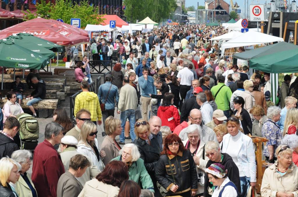 Etnomūzikas festivāla "Liiv Riek" programmu iesāka "Auļu" uzstāšanās, un pēcpusdienā tika sagaidīts "Skyforger". Dienas gaitā raiti turpinājās tirgošanās, ēšana un dzeršana, pārsteidzoši daudz darbnīcu čakliem un radošiem bērniem, kuri...
Autors: Ilze Vainovska