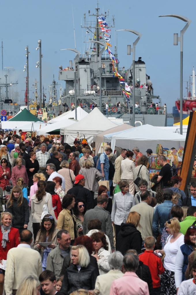 Etnomūzikas festivāla "Liiv Riek" programmu iesāka "Auļu" uzstāšanās, un pēcpusdienā tika sagaidīts "Skyforger". Dienas gaitā raiti turpinājās tirgošanās, ēšana un dzeršana, pārsteidzoši daudz darbnīcu čakliem un radošiem bērniem, kuri...
Autors: Ilze Vainovska