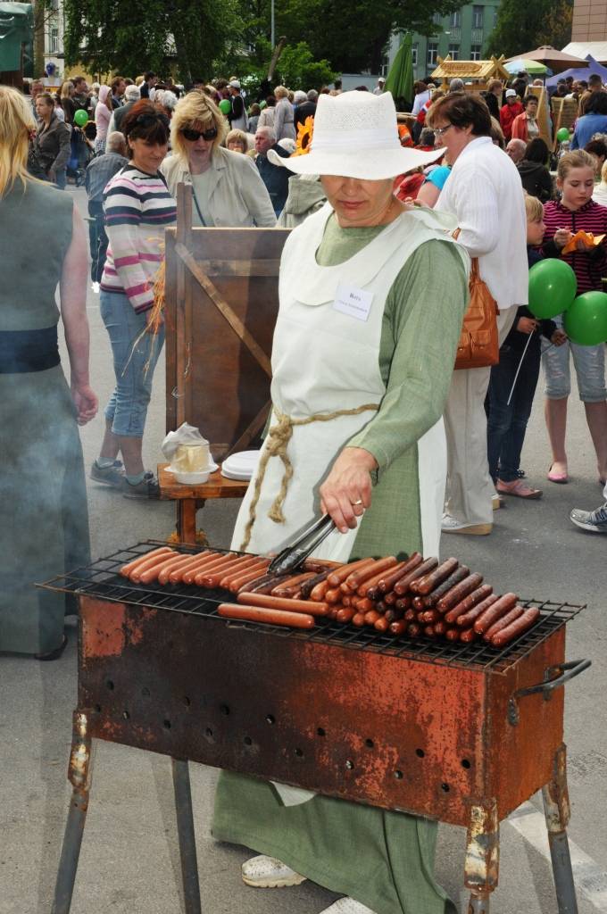 Etnomūzikas festivāla "Liiv Riek" programmu iesāka "Auļu" uzstāšanās, un pēcpusdienā tika sagaidīts "Skyforger". Dienas gaitā raiti turpinājās tirgošanās, ēšana un dzeršana, pārsteidzoši daudz darbnīcu čakliem un radošiem bērniem, kuri...
Autors: Ilze Vainovska