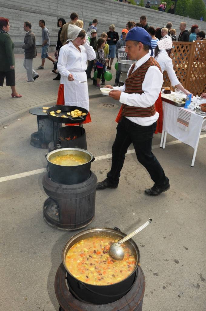Etnomūzikas festivāla "Liiv Riek" programmu iesāka "Auļu" uzstāšanās, un pēcpusdienā tika sagaidīts "Skyforger". Dienas gaitā raiti turpinājās tirgošanās, ēšana un dzeršana, pārsteidzoši daudz darbnīcu čakliem un radošiem bērniem, kuri...
Autors: Ilze Vainovska