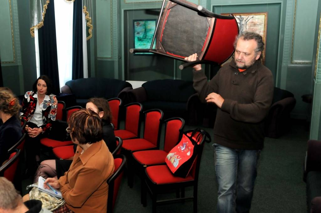 Ceturtdien un piektdien Liepājas teātrī dažādu paaudžu interesenti uzklausīja režisora un dramaturga Laura Gundara atziņas par lugu rakstīšanu. Viņu uzklausīt vēlējās vairāk nekā divdesmit interesentu.
Patlaban viņš Liepājas teātrī...
Autors: Sarmīte Štrausa