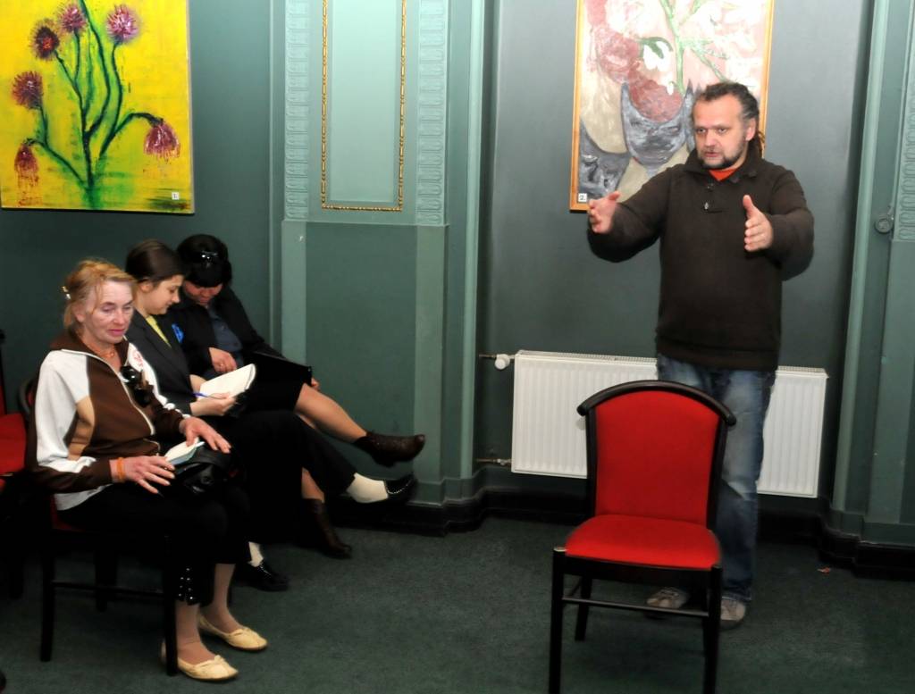 Ceturtdien un piektdien Liepājas teātrī dažādu paaudžu interesenti uzklausīja režisora un dramaturga Laura Gundara atziņas par lugu rakstīšanu. Viņu uzklausīt vēlējās vairāk nekā divdesmit interesentu.
Patlaban viņš Liepājas teātrī...
Autors: Sarmīte Štrausa