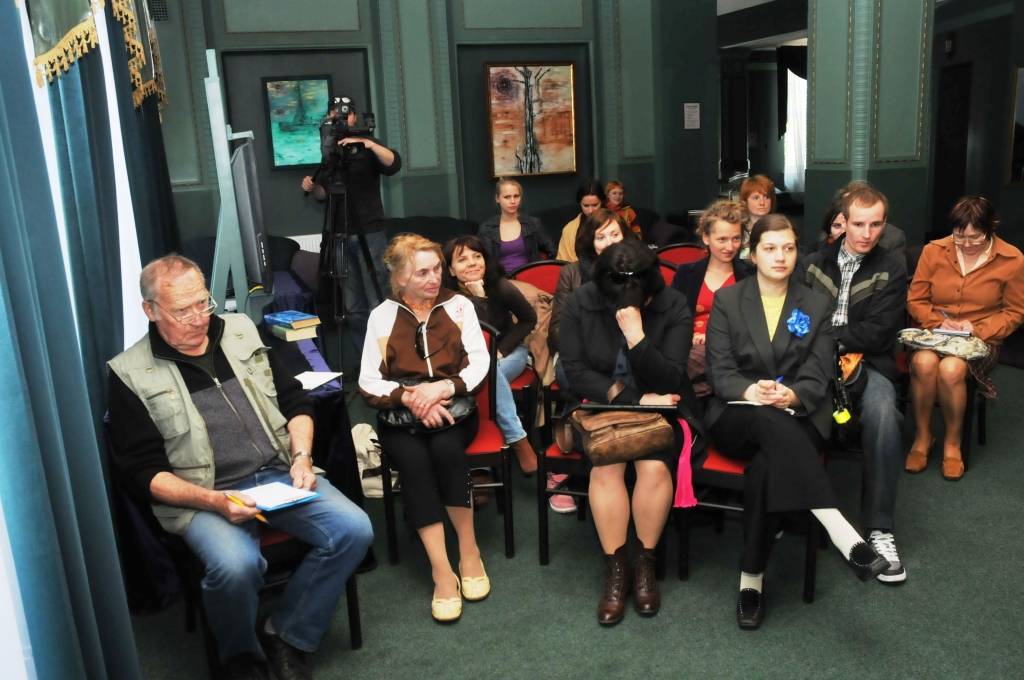 Ceturtdien un piektdien Liepājas teātrī dažādu paaudžu interesenti uzklausīja režisora un dramaturga Laura Gundara atziņas par lugu rakstīšanu. Viņu uzklausīt vēlējās vairāk nekā divdesmit interesentu.
Patlaban viņš Liepājas teātrī...
Autors: Sarmīte Štrausa