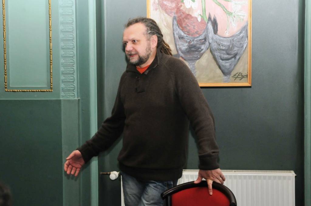 Ceturtdien un piektdien Liepājas teātrī dažādu paaudžu interesenti uzklausīja režisora un dramaturga Laura Gundara atziņas par lugu rakstīšanu. Viņu uzklausīt vēlējās vairāk nekā divdesmit interesentu.
Patlaban viņš Liepājas teātrī...
Autors: Sarmīte Štrausa