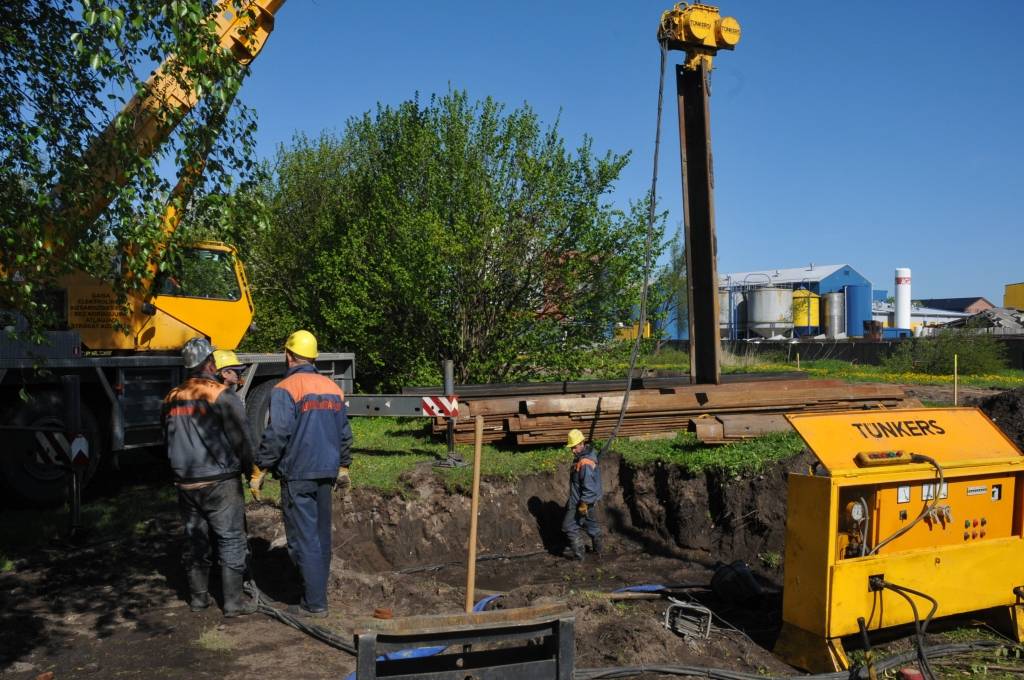 Jau tiek nojauktas divas mājas, kas ir Zirņu un Salmu ielu krustojumā, sākta koku izzāģēšana un virskārtas noņemšana Zirņu ielā. Tiks demontēts ielu apgaismojums. Rakšanas darbi pie Jaunās ielas pa veco dzelzceļa uzbērumu gatavo Zirņu...
Autors: Ilze Vainovska