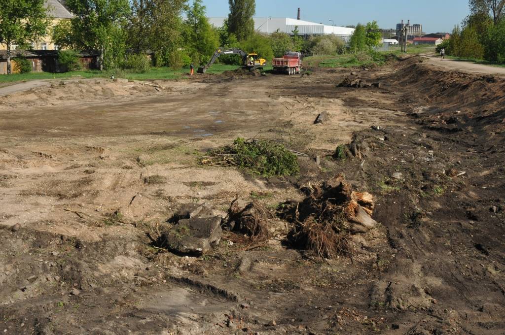 Jau tiek nojauktas divas mājas, kas ir Zirņu un Salmu ielu krustojumā, sākta koku izzāģēšana un virskārtas noņemšana Zirņu ielā. Tiks demontēts ielu apgaismojums. Rakšanas darbi pie Jaunās ielas pa veco dzelzceļa uzbērumu gatavo Zirņu...
Autors: Ilze Vainovska