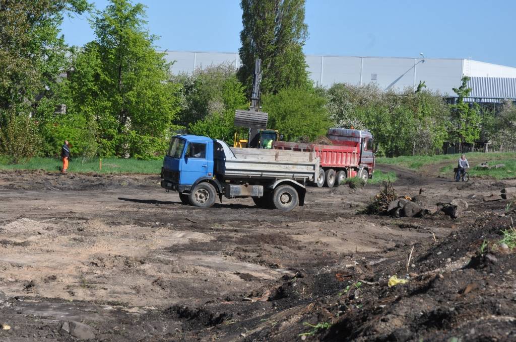 Jau tiek nojauktas divas mājas, kas ir Zirņu un Salmu ielu krustojumā, sākta koku izzāģēšana un virskārtas noņemšana Zirņu ielā. Tiks demontēts ielu apgaismojums. Rakšanas darbi pie Jaunās ielas pa veco dzelzceļa uzbērumu gatavo Zirņu...
Autors: Ilze Vainovska