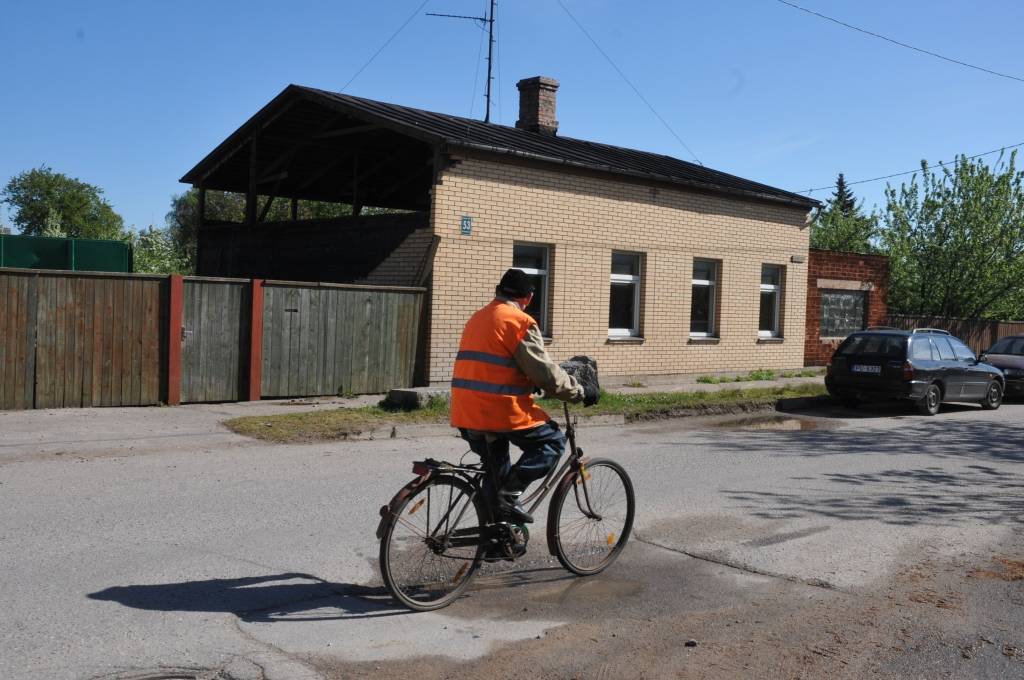 Jau tiek nojauktas divas mājas, kas ir Zirņu un Salmu ielu krustojumā, sākta koku izzāģēšana un virskārtas noņemšana Zirņu ielā. Tiks demontēts ielu apgaismojums. Rakšanas darbi pie Jaunās ielas pa veco dzelzceļa uzbērumu gatavo Zirņu...
Autors: Ilze Vainovska