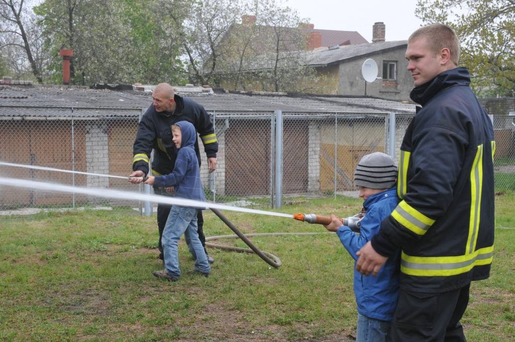Otrdien, 17. maijā, Valsts ugunsdzēsības un glābšanas dienests rīkoja Atvērto durvju dienu visā Latvijā. Piedāvājam fotogaleriju no Liepājas 1. daļas.
Autors: ReKurZeme, portāls