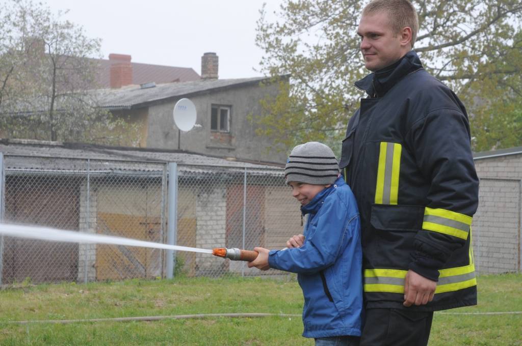Otrdien, 17. maijā, Valsts ugunsdzēsības un glābšanas dienests rīkoja Atvērto durvju dienu visā Latvijā. Piedāvājam fotogaleriju no Liepājas 1. daļas.
Autors: ReKurZeme, portāls