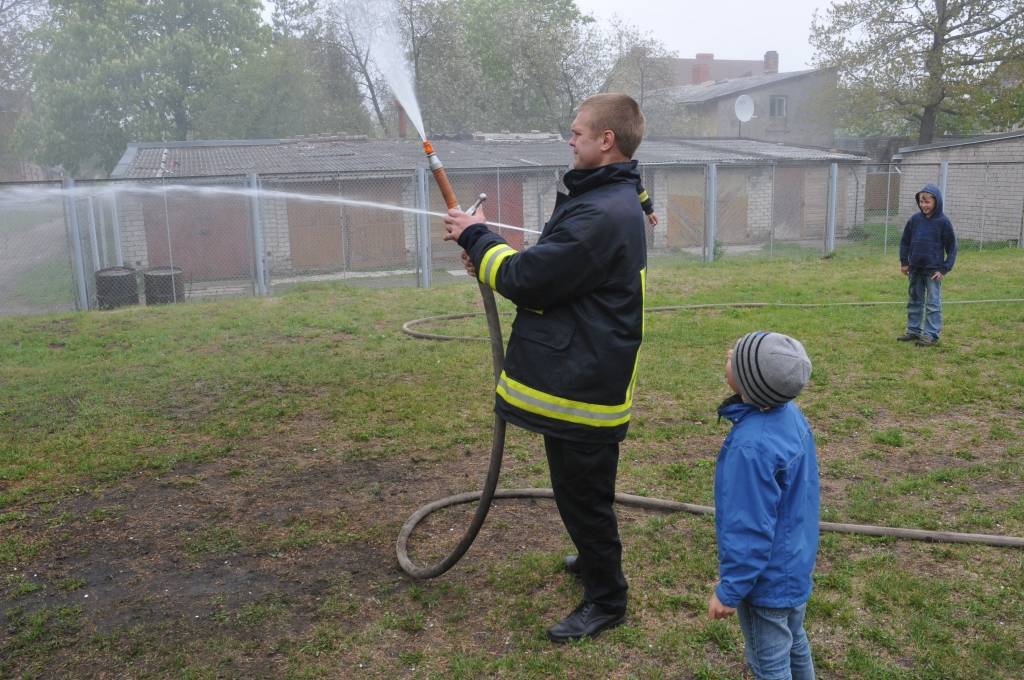 Otrdien, 17. maijā, Valsts ugunsdzēsības un glābšanas dienests rīkoja Atvērto durvju dienu visā Latvijā. Piedāvājam fotogaleriju no Liepājas 1. daļas.
Autors: ReKurZeme, portāls