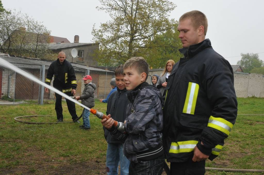 Otrdien, 17. maijā, Valsts ugunsdzēsības un glābšanas dienests rīkoja Atvērto durvju dienu visā Latvijā. Piedāvājam fotogaleriju no Liepājas 1. daļas.
Autors: ReKurZeme, portāls