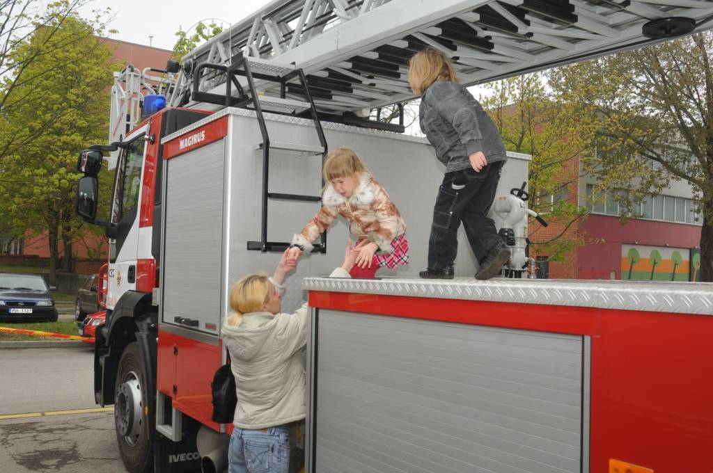 Otrdien, 17. maijā, Valsts ugunsdzēsības un glābšanas dienests rīkoja Atvērto durvju dienu visā Latvijā. Piedāvājam fotogaleriju no Liepājas 1. daļas.
Autors: ReKurZeme, portāls