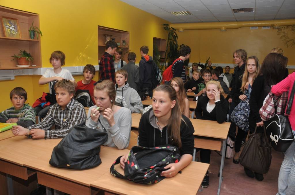 Otrdien, 17. maijā, pasākuma "Veselīga diena" laikā ar titula "Nesmēķējošā klase 2010/2011" iegūšanu tika sveikta Liepājas Raiņa 6. vidusskolas 7.c klase.
Sveikt audzēkņus bija ieradusies Veselības inspekcijas pārstāve Ilze Burtniece,...
Autors: ReKurZeme, portāls