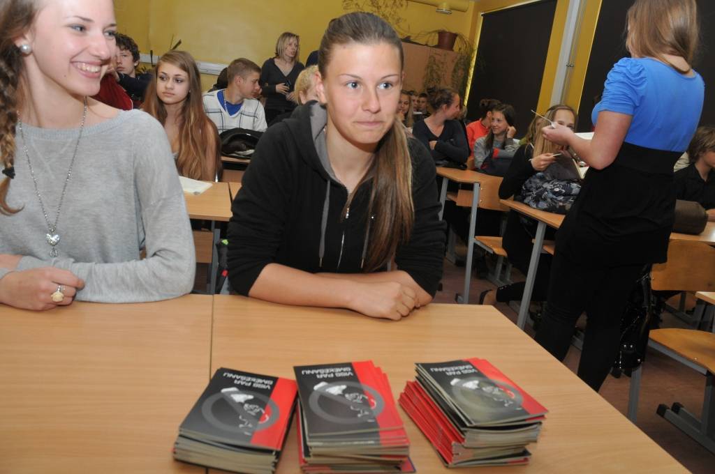 Otrdien, 17. maijā, pasākuma "Veselīga diena" laikā ar titula "Nesmēķējošā klase 2010/2011" iegūšanu tika sveikta Liepājas Raiņa 6. vidusskolas 7.c klase.
Sveikt audzēkņus bija ieradusies Veselības inspekcijas pārstāve Ilze Burtniece,...
Autors: ReKurZeme, portāls