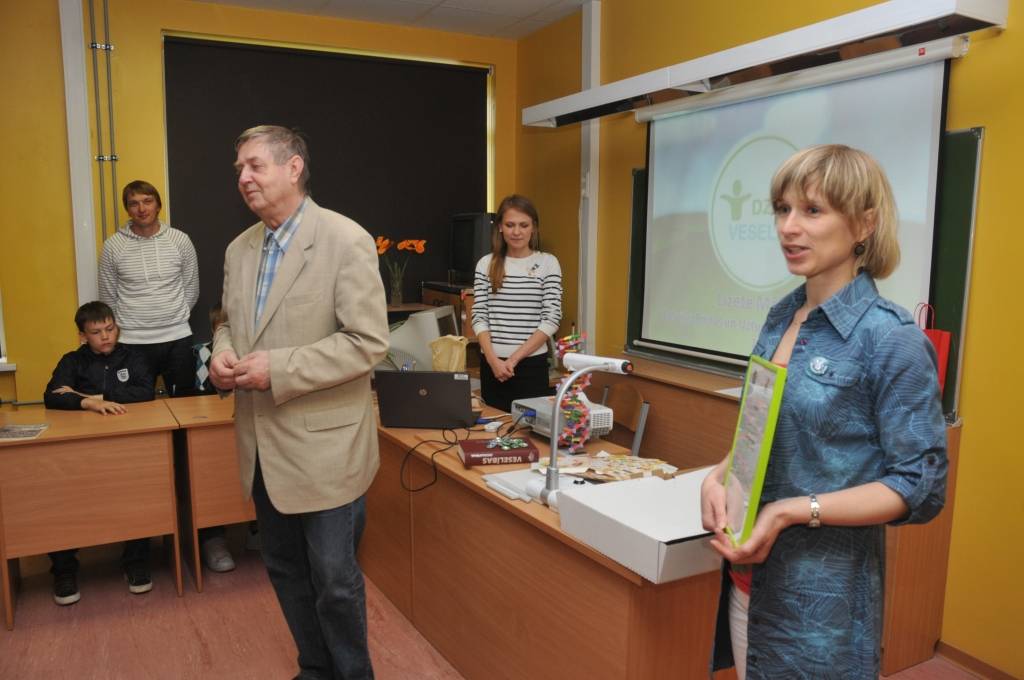 Otrdien, 17. maijā, pasākuma "Veselīga diena" laikā ar titula "Nesmēķējošā klase 2010/2011" iegūšanu tika sveikta Liepājas Raiņa 6. vidusskolas 7.c klase.
Sveikt audzēkņus bija ieradusies Veselības inspekcijas pārstāve Ilze Burtniece,...
Autors: ReKurZeme, portāls