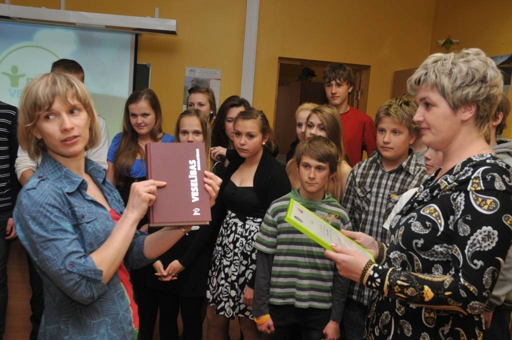 Otrdien, 17. maijā, pasākuma "Veselīga diena" laikā ar titula "Nesmēķējošā klase 2010/2011" iegūšanu tika sveikta Liepājas Raiņa 6. vidusskolas 7.c klase.
Sveikt audzēkņus bija ieradusies Veselības inspekcijas pārstāve Ilze Burtniece,...
Autors: ReKurZeme, portāls