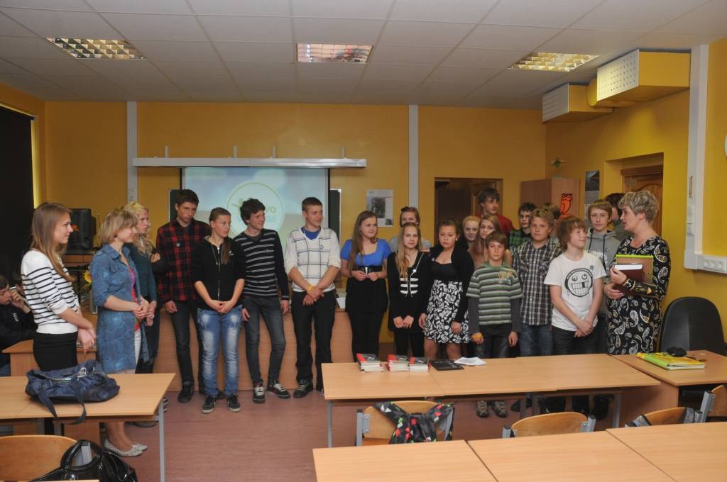 Otrdien, 17. maijā, pasākuma "Veselīga diena" laikā ar titula "Nesmēķējošā klase 2010/2011" iegūšanu tika sveikta Liepājas Raiņa 6. vidusskolas 7.c klase.
Sveikt audzēkņus bija ieradusies Veselības inspekcijas pārstāve Ilze Burtniece,...
Autors: ReKurZeme, portāls